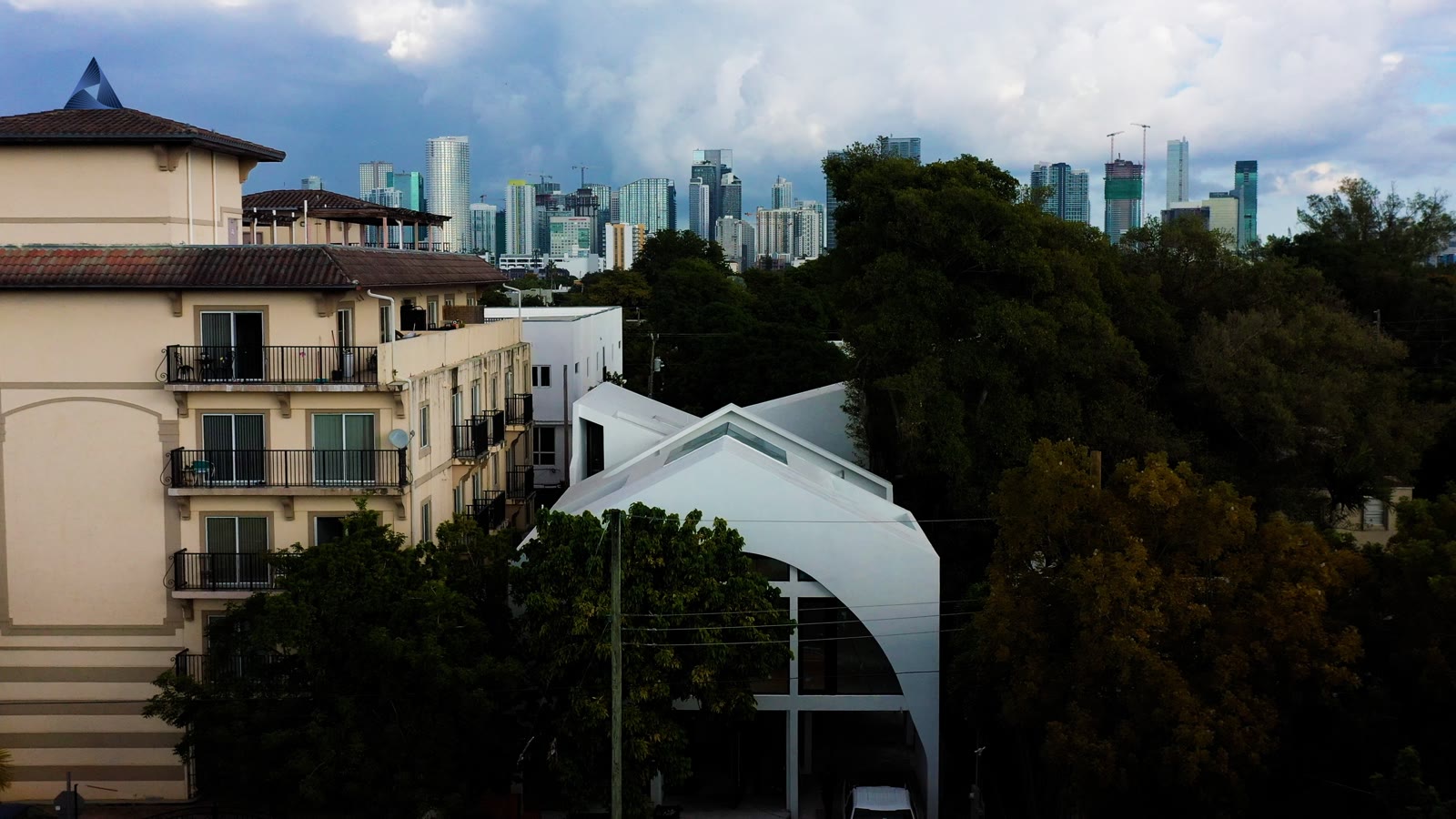 El vano en arco construido, con el perfil de Miami al fondo.