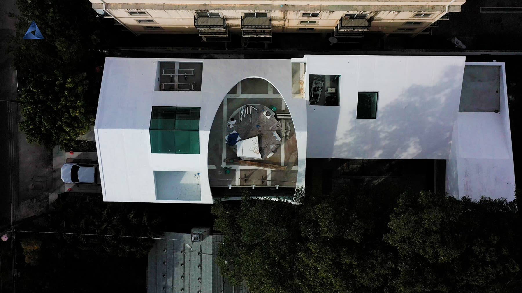 Roof plane and glazing read as one surface from above.