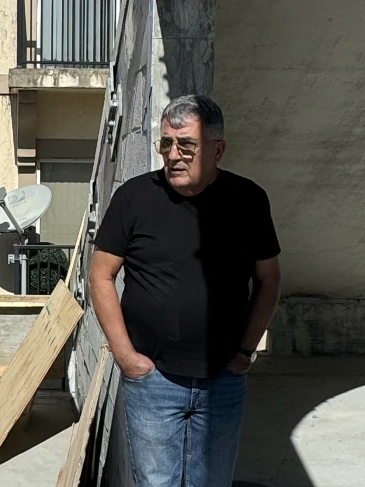John en la losa durante la etapa de la cáscara, conversando con un integrante del equipo.