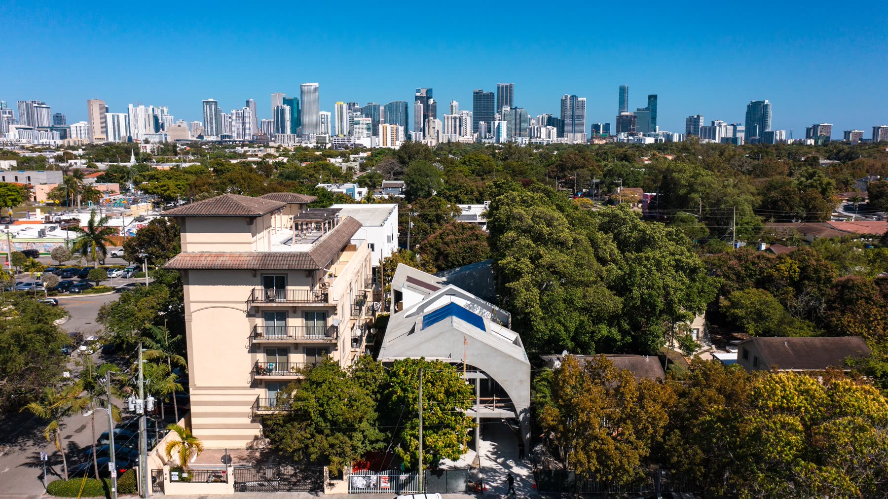 Vista aérea de la casa dentro de su vecindario de Little Havana, con el centro de Miami en el horizonte.