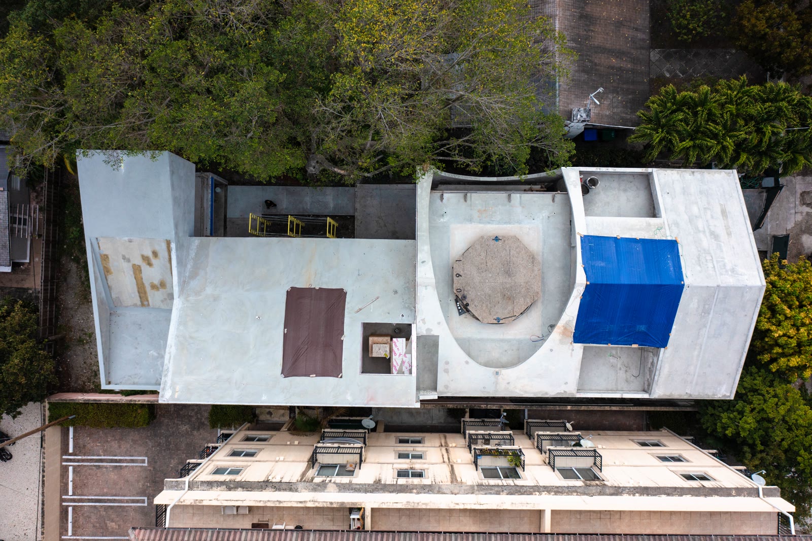The roof from directly above. An elliptical basin cut into the deck, and the vessel set down inside it.