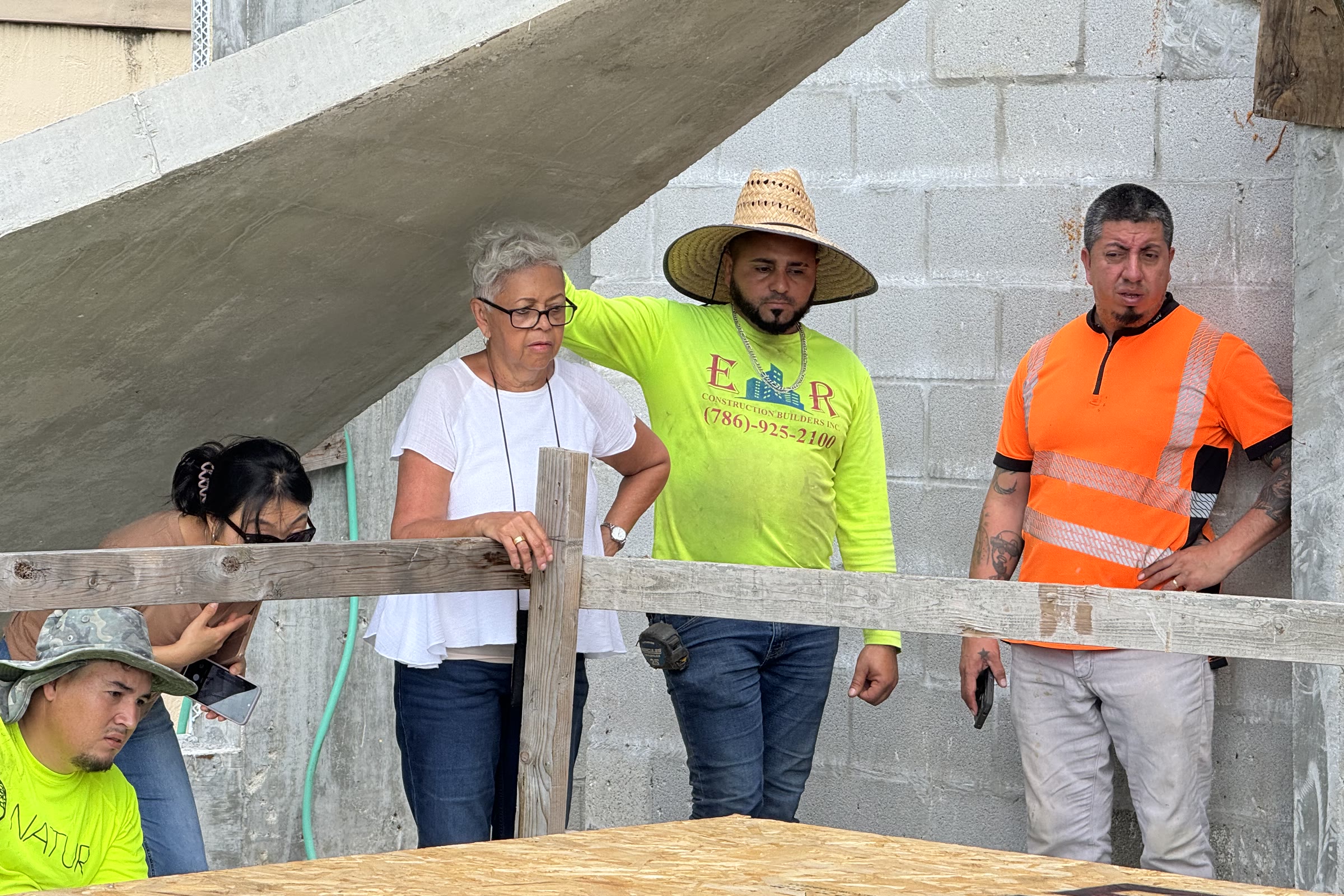 Terry junto a la pared de CMU con el equipo durante el trabajo de los paneles precolados. Octubre de 2024.