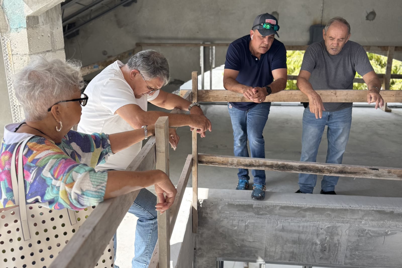 Terry en el riel, mirando hacia abajo la estructura mientras tomaba forma debajo. Febrero de 2025.