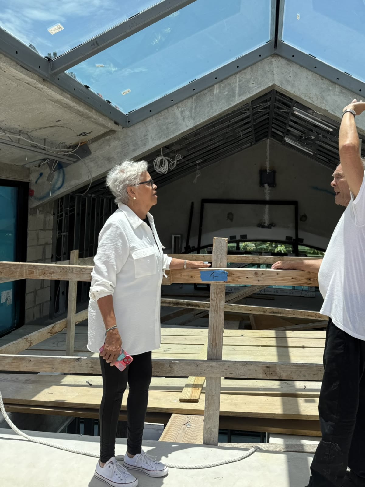 Terry en la losa junto al riel de apuntalamiento, con el tragaluz de vidrio arriba.